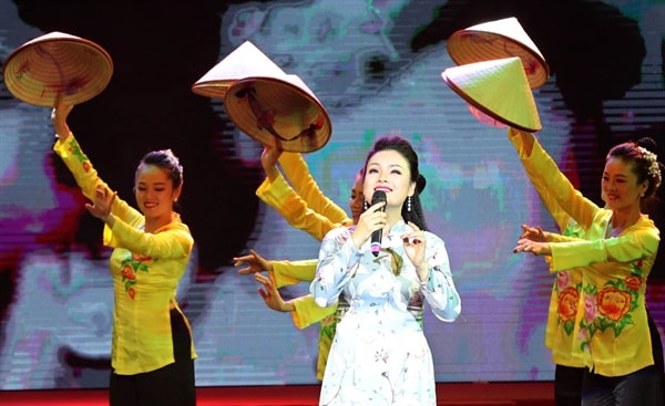 Nghệ sĩ Tân Nhàn biểu diễn trong chương trình. Ảnh: Báo vanhoa