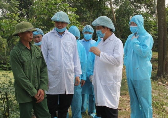 Ông Nguyễn Đình Xứng, Chủ tịch UBND tỉnh Thanh Hóa (áo trắng bên phải), đi kiểm tra, chỉ đạo công tác phòng chống dịch tả heo châu Phi. Ảnh: Minh Hằng