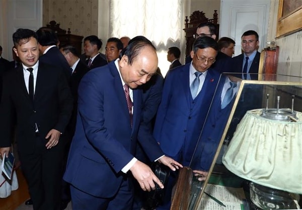 Thủ tướng Nguyễn Xuân Phúc tham quan các kỷ vật tại Khu lưu niệm của Lenin tại Điện Smolny. Ảnh: TTXVN