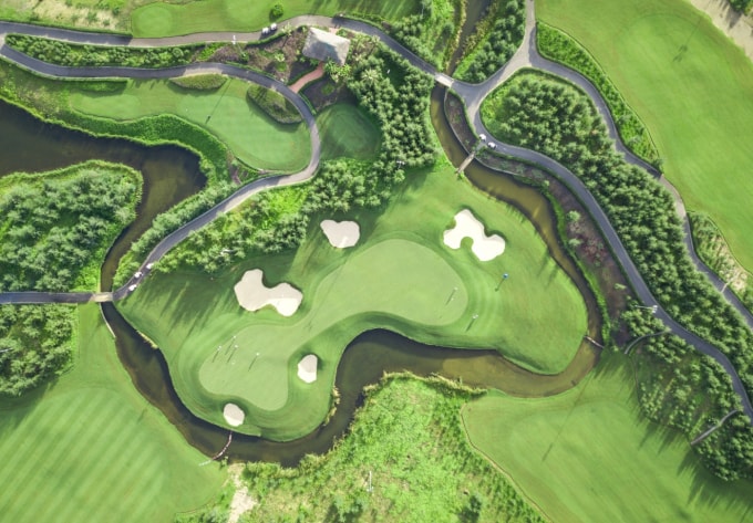 FLC Sam Son Golf Links là sân golf 18 hố được thiết kế trên địa hình tự nhiên, tận dụng tối đa cảnh đẹp của những hồ nước nhân tạo và rừng phi lao bao quanh