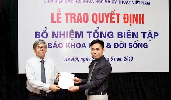 Nhà báo Đặng Mạnh Hùng nhận quyết định bổ nhiệm là Tổng biên tập Báo Khoa học & Đời sống. Ảnh:tuoitrethudo.com.vn