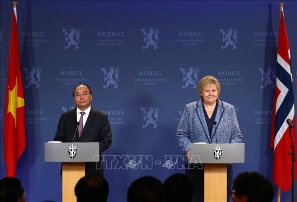 Thủ tướng Nguyễn Xuân Phúc và Thủ tướng Na Uy Erna Solberg họp báo sau hội đàm. Ảnh: TTXVN
