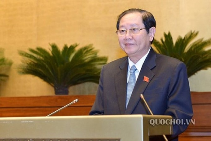 Bộ trưởng Bộ Nội vụ Lê Vĩnh Tân, thừa ủy quyền của Thủ tướng Chính phủ, trình bày tờ trình dự án luật trước Quốc hội.
