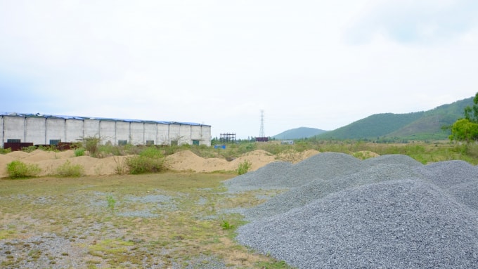 Trong khuôn viên vật liệu xây dựng được tập kết từ lâu vẫn chưa được sử dụng.