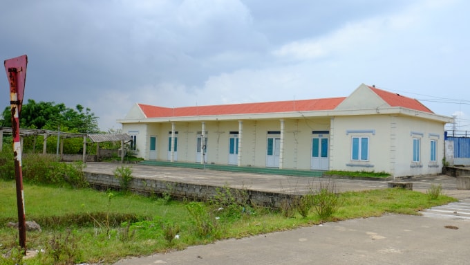 Bên ngoài khuôn viên, khu nhà điều hành khóa trái cửa, bụi bám một lớp dày.