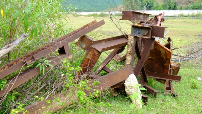 Những chi tiết máy, thiết bị để giữa trời trong thời gian dài đã hoen gỉ.