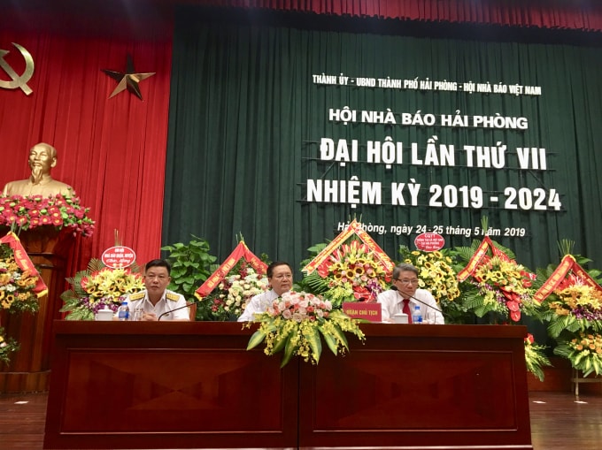 Đoàn Chủ tịch gồm 3 đồng chí điều hành Đại hội Hội Nhà báo Hải Phòng lần thứ VII, nhiệm kỳ 2019 - 2024. Ảnh: Hoàng Huy