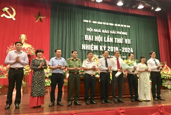 9 đồng chí được bầu vào Ban Chấp hành Hội Nhà báo TP Hải Phòng khóa VII, nhiệm kỳ 2019 – 2024. Ảnh: Hoàng Huy