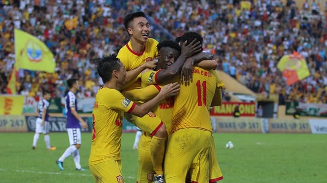 Màn ăn mừng bàn thắng của các cầu thủ Dược Nam Hà Nam Định trong chiến thắng 2 - 0 trước các nhà ĐKVĐ Hà Nội FC. Ảnh: TTVH
