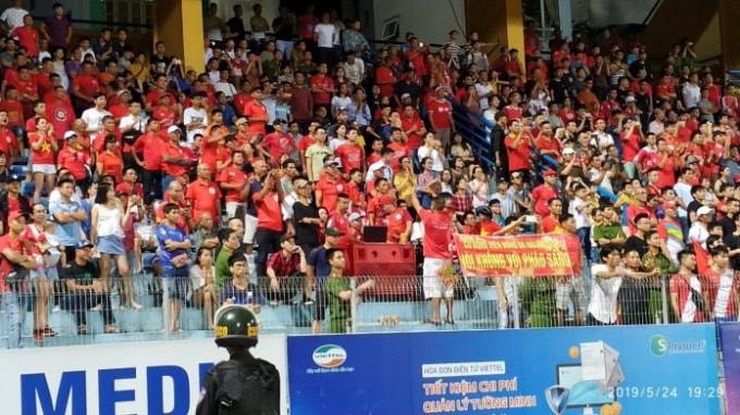 CĐV Hải Phòng chuyên nghiệp và