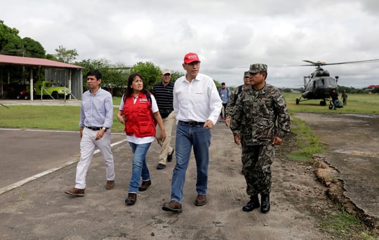 Tổng thống Peru Martin Vizcarra lên đường đến khu vực bị ảnh hưởng bởi động đất ở Yurimaguas, trong khu vực Amazon ngày 26/5. Ảnh: REUTERS