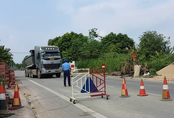 Lực lượng chức năng tỉnh Yên Bái tăng cường kiểm tra, xử lý nghiêm những phương tiện vi phạm chở quá tải trọng. Ảnh: TL