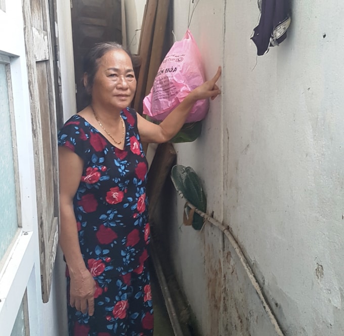 Ông bà Lợi cho rằng, trong sổ cũ thì phía Nam lô đất của ông bà giáp với đường 3m vào nhà anh Báu liền kề, nhưng hiện tại anh Báu đã xây ốt trên con đường vào nhà sát với nhà ông bà nên chiếm diện tích đất ông bà. Ảnh PV