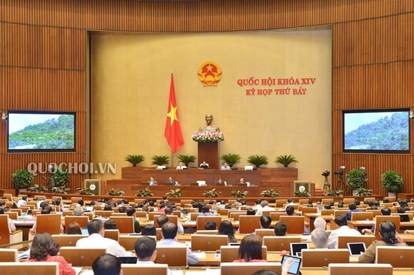 Trình chiếu video clip báo cáo kết quả giám sát về việc thực hiện chính sách, pháp luật về quy hoạch, quản lý, sử dụng đất đai tại đô thị trước Quốc hội, ngày 27/5/2019. Ảnh: Cổng TTĐT Quốc hội