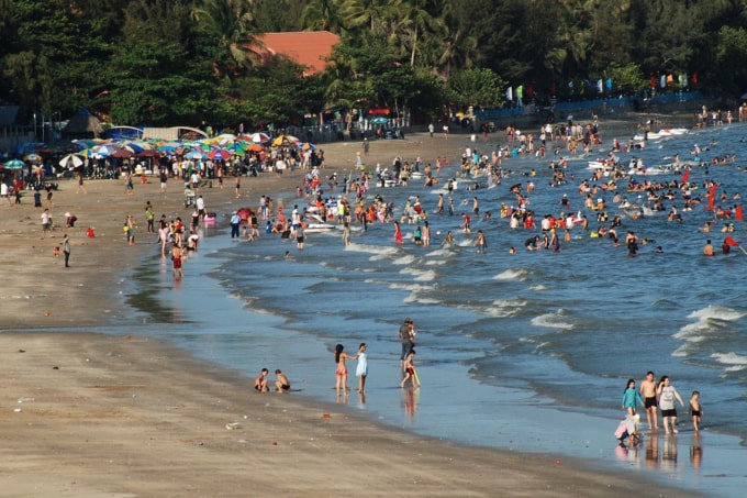 Phan Thiết thu hút khá đông du khách về tắm biển nghỉ dưỡng trong những ngày hè