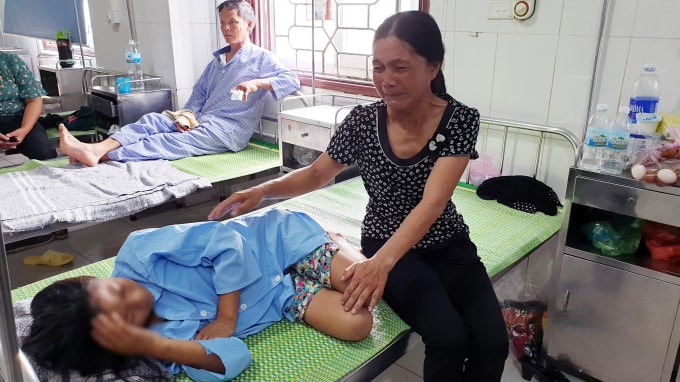 Bà Lam nhìn những vết thương trên cơ thể của con gái, vừa khóc vừa kể lại sự việc đã xảy ra (Ảnh: MH)