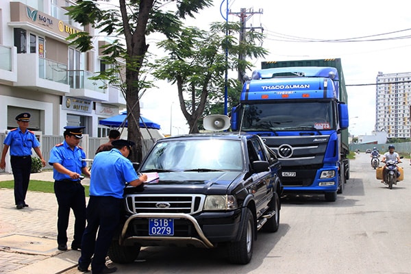 Thanh tra Sở GTVT TP.HCM tăng cường kiểm tra, xử lý những vi phạm về chở hàng quá tải trọng cho phép. Ảnh: TL.