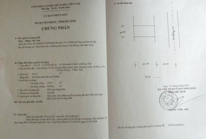 Giấy chứng nhận số AB700139 do UBND huyện Yên Phong cấp ngày 13/4/2005