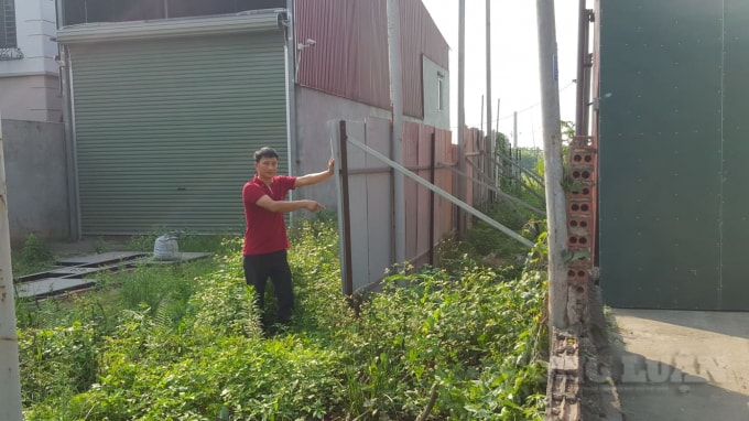 Ông Nguyễn Văn Thắng bên lô đất bị hộ liền kề xây dựng trái phép.
