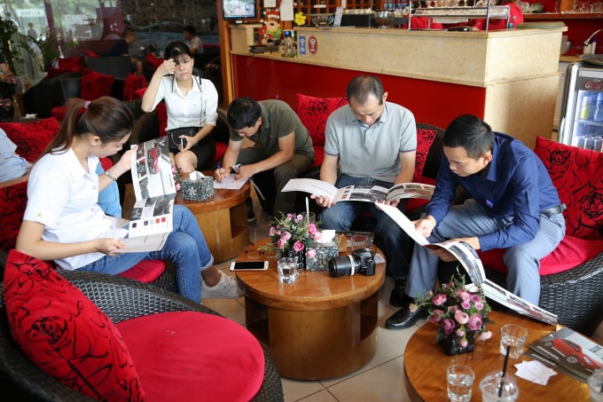 Nhiều khách hàng trong thời gian ngồi chờ tranh thủ tìm hiểu các tính năng của chiếc xe đang