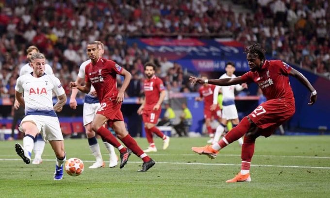 Origi ghi tên mình lên bảng điện tử với cú sút quyết đoán ấn định tỉ số 2 - 0 cho Liverpool. Ảnh: Goal