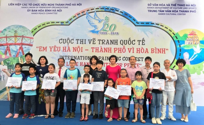 Ban tổ chức trao giải thưởng cho các em đoạt giải trong cuộc thi. Ảnh: Bao ĐCSVN