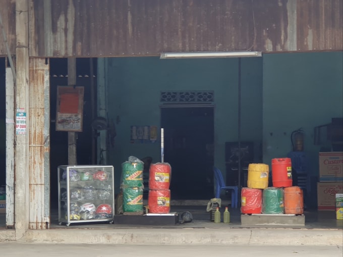 Toàn bộ bảng, biển, trụ bơm xăng dầu đã được tháo dỡ.