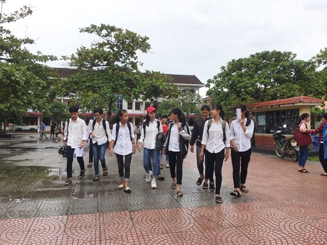 Hai đề Văn giống nhau đến 80% sẽ làm các em học sinh huyện có phần thiệt thòi so với học sinh Thành Phố khi đã thi những nội dung này một lần vào cuối kì II.