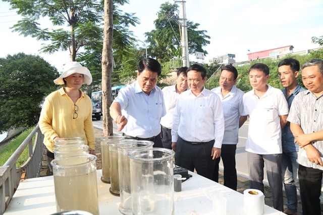 Chủ tịch UBND TP. Hà Nội Nguyễn Đức Chung trực tiếp đi thực tế, thử nghiệm công nghệ Châu Âu. Ảnh: SK&ĐS