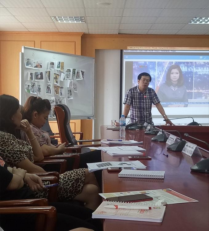 Nhà báo Đỗ Doãn Hoàng thuyết trình trong khóa học