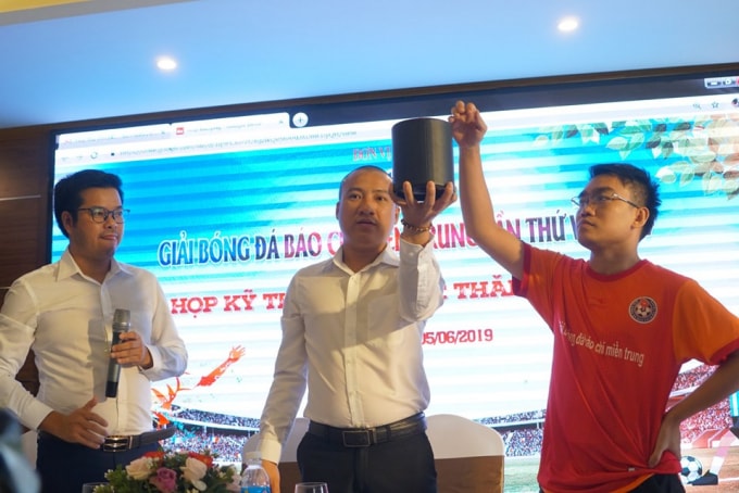 Các đội về tham gia tranh tài bốc thăm bảng đấu.