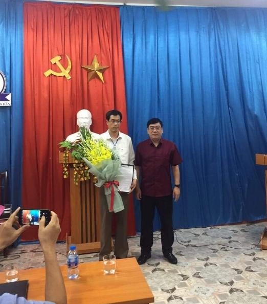 Ông Nguyễn Xuân Hạnh (bên trái) nhận Quyết định bổ nhiệm Giám đốc Trung tâm Trợ giúp pháp lý