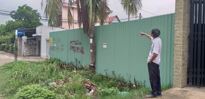 Mảnh đất tranh chấp đang dựng hàng rào bằng tôn màu xanh. Ảnh: Thái Sơn