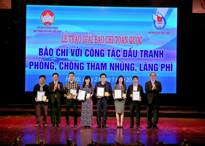 Nhà báo Trần Quốc Trung (ngoài cùng bên trái) nhận Giải B- Giải Báo chí với công tác đấu tranh phòng, chống tham nhũng, lãng phí năm 2016-2017 (Ảnh: Sơn Hải)