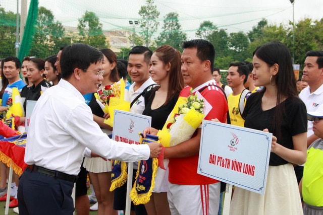 Ông Hồ Minh Chiến - Tổng biên tập Báo Gia đình Việt Nam- Trưởng Ban tổ chức Giải Press cup 2019 trao cờ lưu niệm cho các đội tham dự vòng chung kết Press Cup. 2019. Ảnh: toquoc.vn