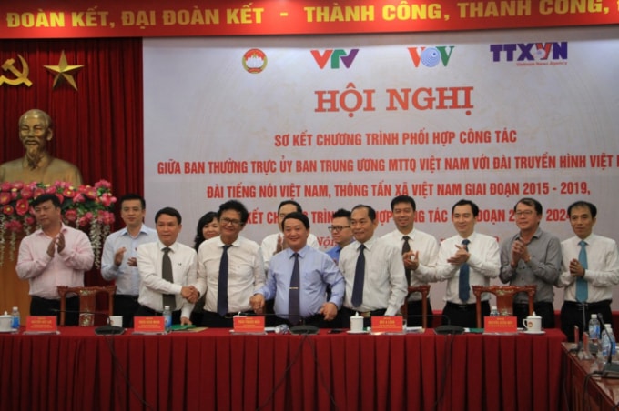 Lãnh đạo Mặt trận Tổ quốc, VOV, VTV, TTXVN bắt tay sau lễ ký kết.
