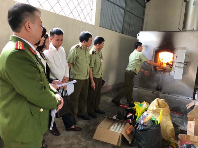 Việc quy định cơ quan Hải quan phải giám sát tất cả các trường hợp tiêu hủy phế liệu, phế phẩm của hợp đồng gia công đã gây khó cho cơ quan Hải quan và DN khi thực hiện. (Ảnh TL)