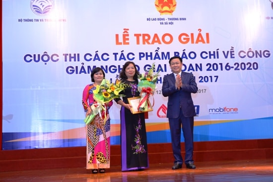 Nhà báo Hoàng Thu Thùy (giữa) đại diện nhóm tác giả nhận Giải A tại Lễ trao giải Cuộc thi các tác phẩm Báo chí về công tác xóa đói giảm nghèo (giai đoạn 2016 – 2020, lần thứ nhất, năm 2017)
