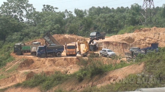 Đại công trường ngổn ngang máy móc, máy múc cùng rất nhiều xe tải đang làm việc hết công suất.