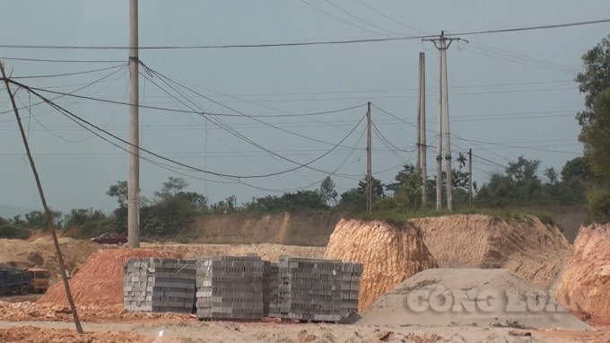 Máy xúc tận dụng khai thác đất cả xung quanh cây cột điện, chỉ để lại mỏm đất bao tạo nên sự nguy hiểm cho đường dây điện có thể đứt và đổ gãy bất cứ lúc nào.