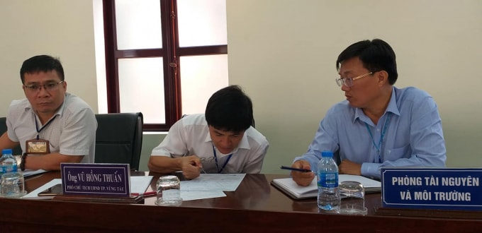 Tại buổi tiếp ngày 7/6 do ông Vũ Hồng Thuấn cùng cán bộ các phòng ban đã kiểm tra kĩ hồ sơ tài liệu bà Uyên Phương cung cấp. Ảnh: TS