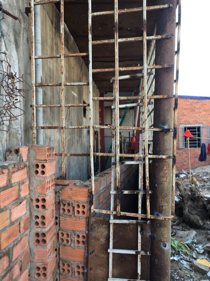 Hiện trạng khu vực cơi nói căn nhà của ông Long được bà Phương cho là xây dựng lấn chiếm trái phép.