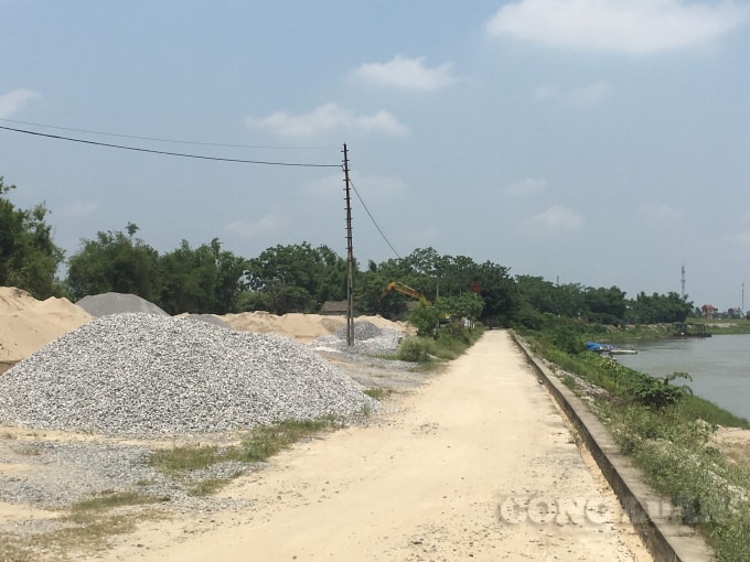 Công ty TNHH Quyền Anh vẫn chiếm dụng phần đất nằm sát đỉnh kè để tập kết vật liệu xây dựng.