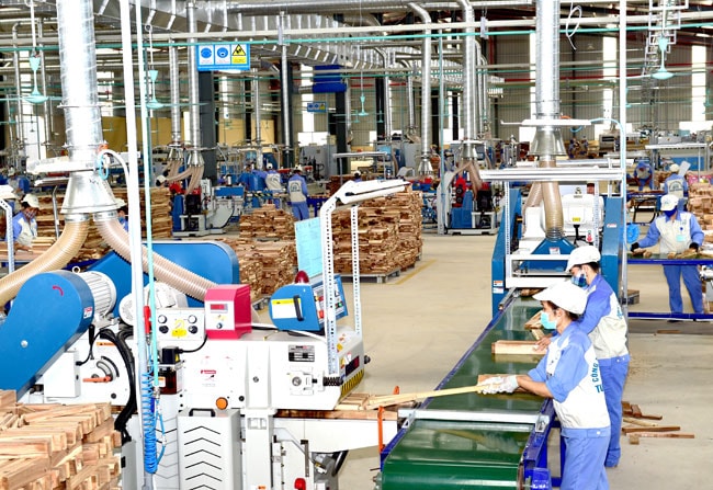 Trong bối cảnh hiện nay, làm thêm giờ phải đặt trên nhiều yếu tố từ sức khỏe, việc làm, thất nghiệp, an toàn lao động, nhất là các quyền lợi của người lao động phải được đảm bảo. (Ảnh TL)