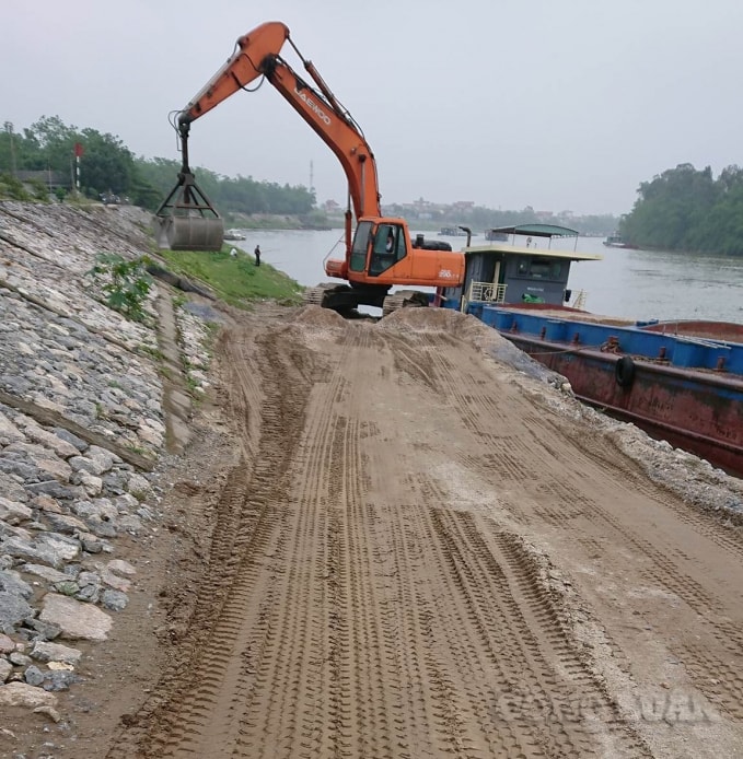 Việc làm của Công ty TNHH Quyền Anh là hành vi coi thường pháp luật khi xâm hại nghiêm trọng tuyến kè khiến dư luận bức xúc.