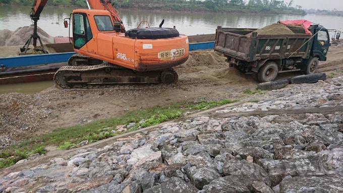 Công ty TNHH Quyền Anh lập điểm trung chuyển ngay chân kè đã diễn ra nhiều năm nhưng cơ quan chức năng làm ngơ.