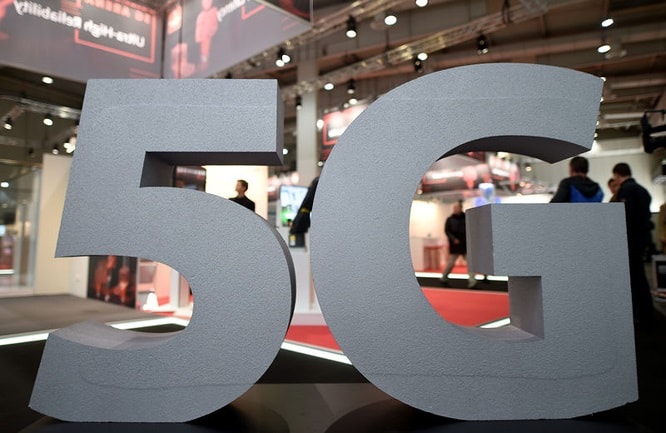 Việc Huawei bị cấm có thể khiến việc triển khai mạng 5G trên toàn cầu bị trì hoãn, các nhà khai thác mạng di động sẽ phải tốn thêm một khoản chi phí khá lớn. Ảnh: Investing