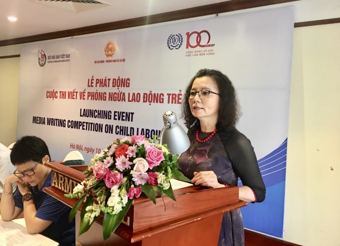 PGS.TS Đinh Thị Thúy Hằng, Giám đốc Trung tâm Bồi dưỡng Nghiệp vụ Báo chí công bố thể lệ cuộc thi. Ảnh: Hoàng Huy