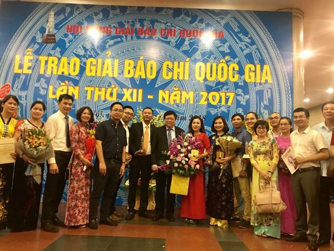 Nhà báo Thanh Thủy (thứ 4, từ trái sang) nhận giải khuyến khích Giải báo chí Quốc gia lần thứ XII- 2017 (Ảnh: NVCC)