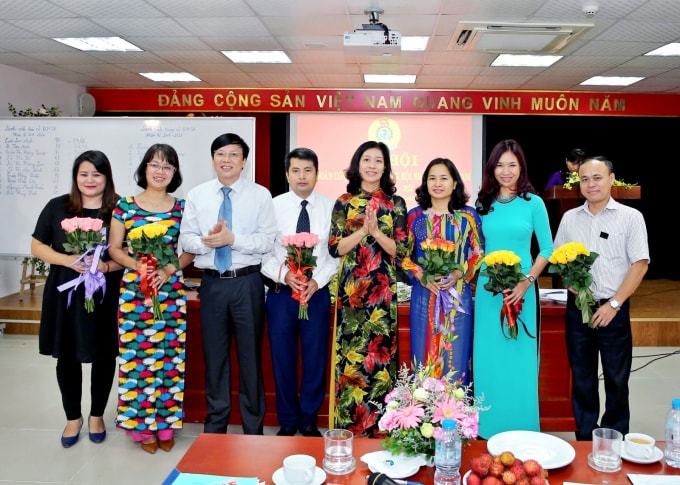 Lãnh đạo Hội Nhà báo Việt Nam và Công đoàn Viên chức Việt Nam tặng hoa chúc mừng Ban Chấp hành Công đoàn Cơ quan TƯ Hội Nhà báo Việt Nam, nhiệm kỳ 2017 – 2022. Ảnh: Sơn Hải